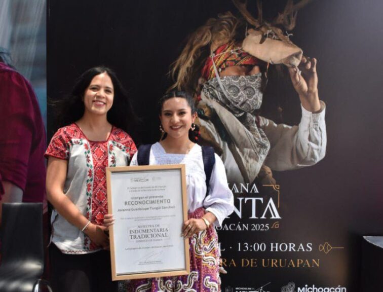 Michoacán reconoce labor por preservación de indumentaria tradicional