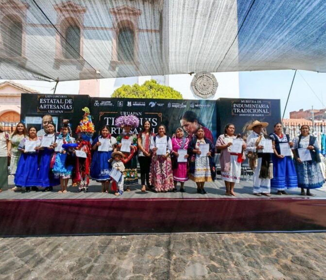 Michoacán reconoce labor por preservación de indumentaria tradicional