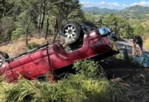 Vuelca camioneta en Tacámbaro; dos adultos mayores resultan herido