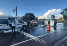 Vuelca camioneta tras chocar contra objeto fijo en la carretera Morelia-Pátzcuaro