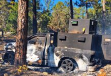 Enfrentamiento entre grupos armados en Chihuahua deja dos vehículos calcinados, uno con blindaje artesanal
