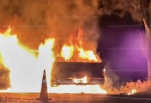 Se incendia vehículo por aparente falla mecánica en la autopista México – Guadalajara