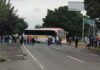 Normalistas bloquean el Libramiento Surponiente de Morelia