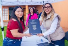 Dayana Pérez Mendoza entrega escrituras a familias de la colonia Jesús Pérez Gaona