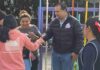 Víctor Vázquez entrega material para rehabilitar barda de jardín de niños