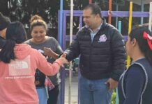 Víctor Vázquez entrega material para rehabilitar barda de jardín de niños